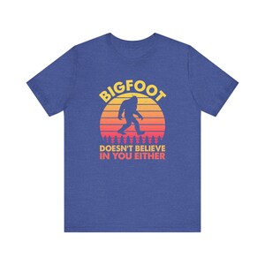 Camiseta "Bigfoot tampoco cree en ti", divertida, de camping, de pie grande, críptica, de pie grande / 0422 imagen 6