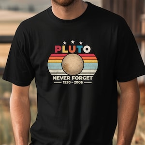 Retro rymd-T-shirt | Glöm aldrig Pluto 2006 T-shirt | Rolig astronomiälskare-gåva | Estetisk planet-T-shirt | 0489