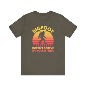 Camiseta "Bigfoot tampoco cree en ti", divertida, de camping, de pie grande, críptica, de pie grande / 0422 imagen 4