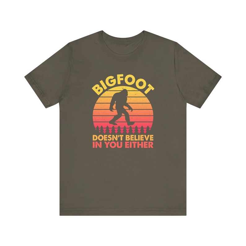 Camiseta "Bigfoot tampoco cree en ti", divertida, de camping, de pie grande, críptica, de pie grande / 0422 imagen 4