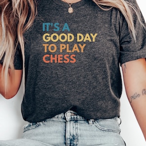 Es ist ein guter Tag, um Schach zu spielen Shirt Lustiges Schachmeister Geschenk für Schachspieler, Turnier-T-Shirt, Schachmeister Sport Shirt, Gambit TShirt |  0757