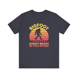 Camiseta "Bigfoot tampoco cree en ti", divertida, de camping, de pie grande, críptica, de pie grande / 0422 imagen 5
