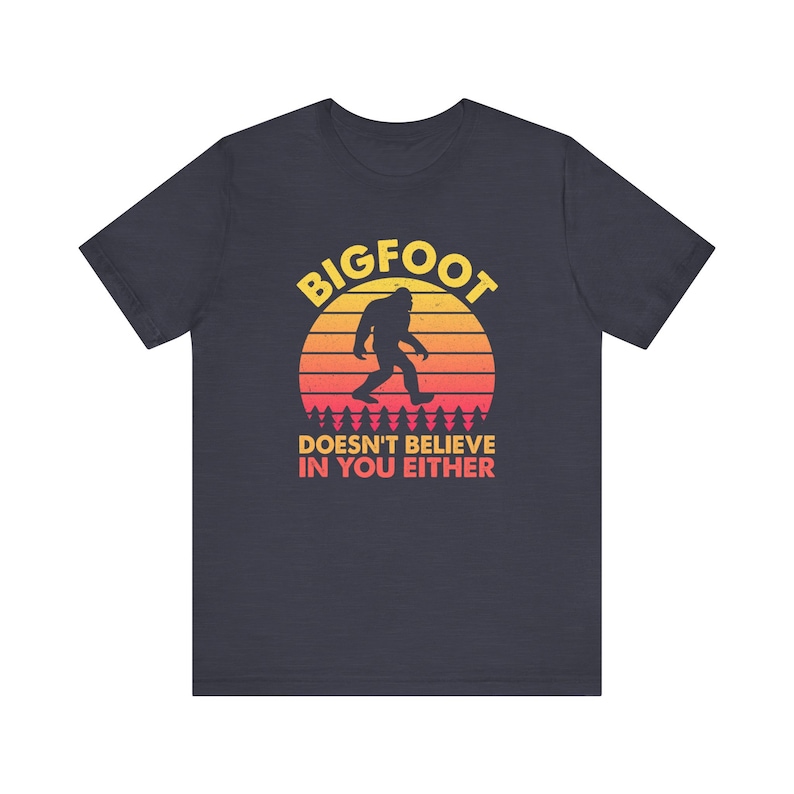 Camiseta "Bigfoot tampoco cree en ti", divertida, de camping, de pie grande, críptica, de pie grande / 0422 imagen 5