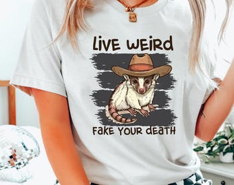 Camiseta "Vive raro, finge tu muerte", camiseta de zarigüeya graciosa, camiseta con meme de zarigüeya, regalo ideal para amantes de las zarigüeyas / 0449
