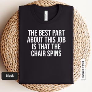 a black t - shirt that says the best part about this job is that the