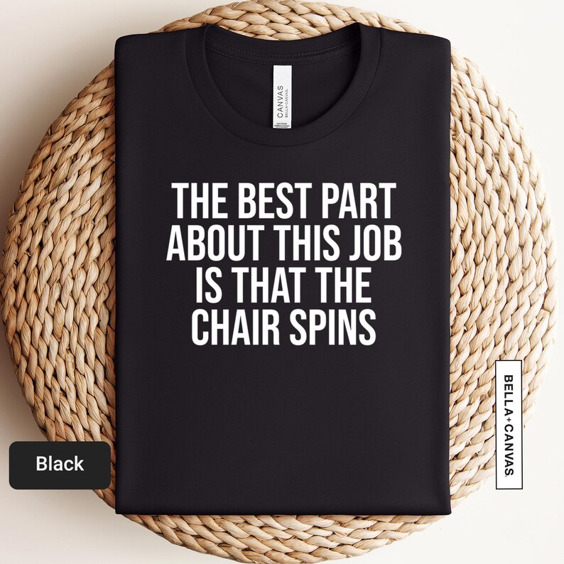 a black t - shirt that says the best part about this job is that the