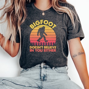 Camiseta "Bigfoot tampoco cree en ti", divertida, de camping, de pie grande, críptica, de pie grande / 0422 imagen 2
