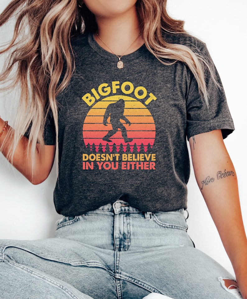 Camiseta "Bigfoot tampoco cree en ti", divertida, de camping, de pie grande, críptica, de pie grande / 0422 imagen 2