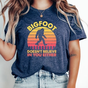 Camiseta "Bigfoot tampoco cree en ti", divertida, de camping, de pie grande, críptica, de pie grande / 0422 imagen 1