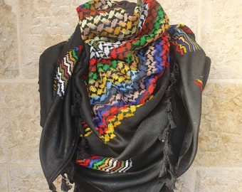 Hirbawi fatto a mano Kufiya nero e arcobaleno.