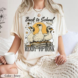 Camiseta Comfort Colors® Volta às Aulas Pronto para Buzinar, Camiseta Silly Goose Volta às Aulas, Camiseta Retro Goose Humor Primeiro Dia, Presente Engraçado para Professores