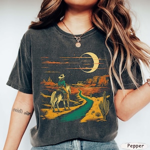 Comfort Colors© Vintage Cowgirl Graphic Tee, Retro Western Rodeo Shirt, Countrycore T-Shirt, Southern Style Streetwear