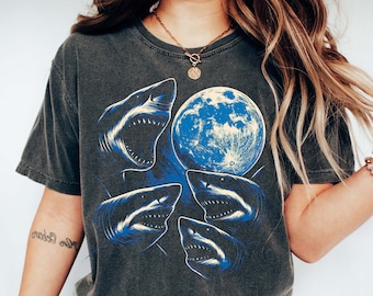 Comfort Colors Oversize T-Shirt | Shark Moon Retro Ocean Graphic