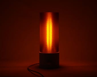 Lámpara de mesa Seer - LED regulable, detalles en latón macizo, cable trenzado, iluminación ambiental ámbar acogedora.