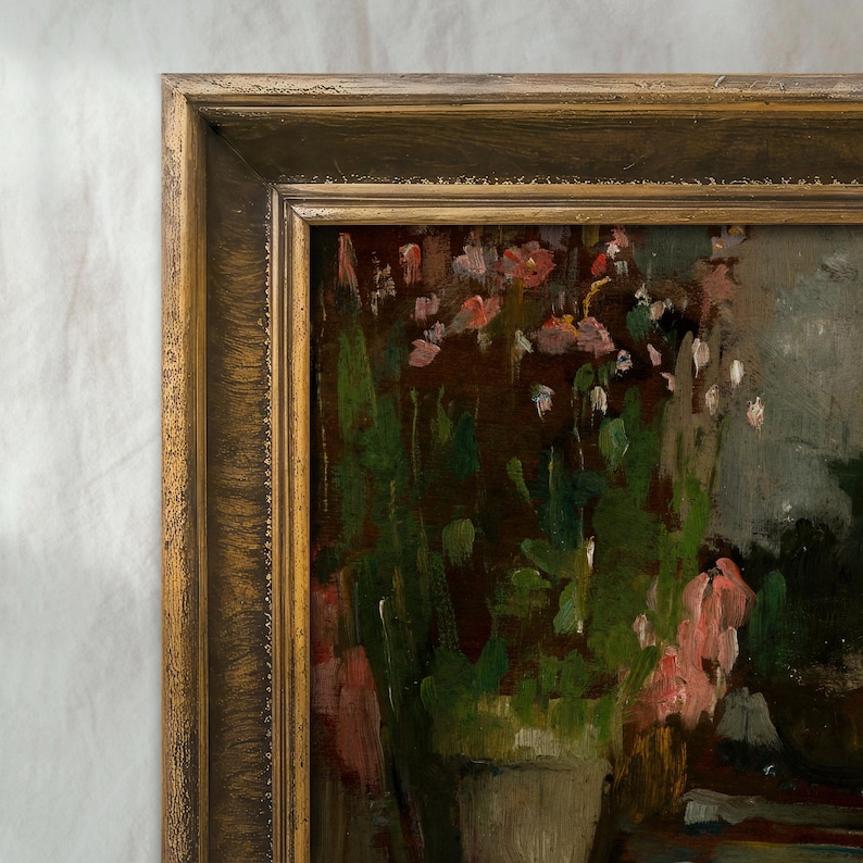 Peut inclure: Peinture &agrave; l'huile dans un cadre dor&eacute; orn&eacute;, repr&eacute;sentant un arrangement floral avec des fleurs roses et blanches et des feuilles vertes. L'&oelig;uvre d'art a un style classique et impressionniste. Le tableau est d'un arrangement floral dans un pot.