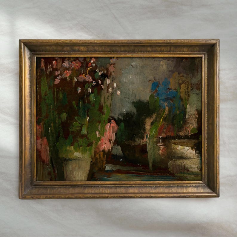 Peut inclure: Peinture &agrave; l'huile dans un cadre dor&eacute; repr&eacute;sentant une sc&egrave;ne de jardin avec des plantes en pot et des fleurs. L'&oelig;uvre pr&eacute;sente des teintes roses, bleues et vertes, avec des coups de pinceau visibles. L'esth&eacute;tique est vintage.