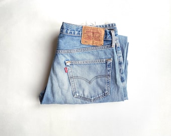W33 vintage Levi's 501 (tag 34x32, actual 33x31). Light blue, produced 1997.