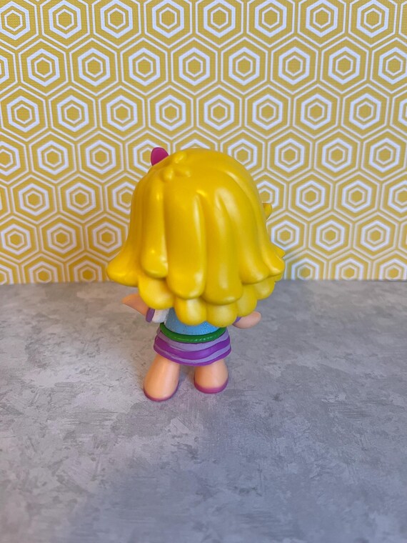 Muñeca Pinypon famosa con cabello amarillo y traje de gimnasta morado