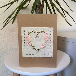 Geborduurde mini-wenskaart met hartjeskrans | Bruiloft, vrijgezellenfeest, verloving, jubileum, bruidsmeisje, kunst aan de muur