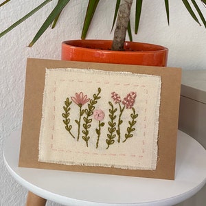 Geborduurde wenskaart Wilde bloemen | Roze | Verjaardag, bruiloft, baby, vrijgezellenfeest, jubileum, bruidsmeisje, Valentijnsdag, kunst aan de muur
