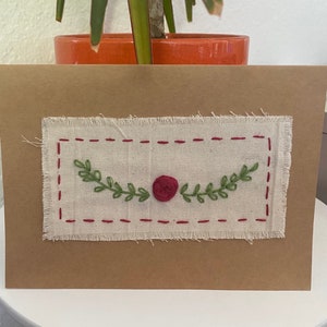 Tarjeta de felicitación bordada con corona de rosas / Rojo y verde / Cumpleaños, Boda, Despedida de soltera, Aniversario, Dama de honor, San Valentín, Arte de pared