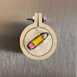 Magnes na ołówek | Miniaturowy haft obręczowy | Powrót do szkoły, artykuły szkolne, ołówek numer 2 | Malutki | Mały prezent | Dla zabawy | Szybka wysyłka