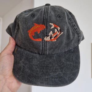 鯉の刺繍入りヴィンテージキャップ：ウォッシュドコットン、ロープロファイル