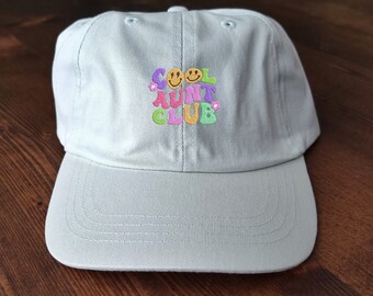Gorra estilo papá con diseño divertido de campista del 'Club de la Tía Genial', bordada a máquina. Disponible en más colores. Envío gratis.