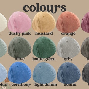 Puede incluir: Un gr&aacute;fico que muestra 15 colores diferentes de gorras de b&eacute;isbol. Los colores son: arena, rosa polvoriento, mostaza, naranja, rojo, salvia, oliva, verde botella, gris, marr&oacute;n, azul claro, azul de ma&iacute;z, denim claro, denim y negro.