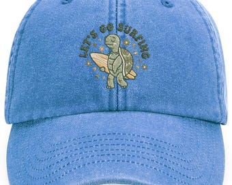 Divertida gorra estilo vintage con diseño de tortuga y bordado a máquina "Vamos a surfear". Más colores - Envío gratis. Regalo ideal para el verano. Animales, surf y océano.