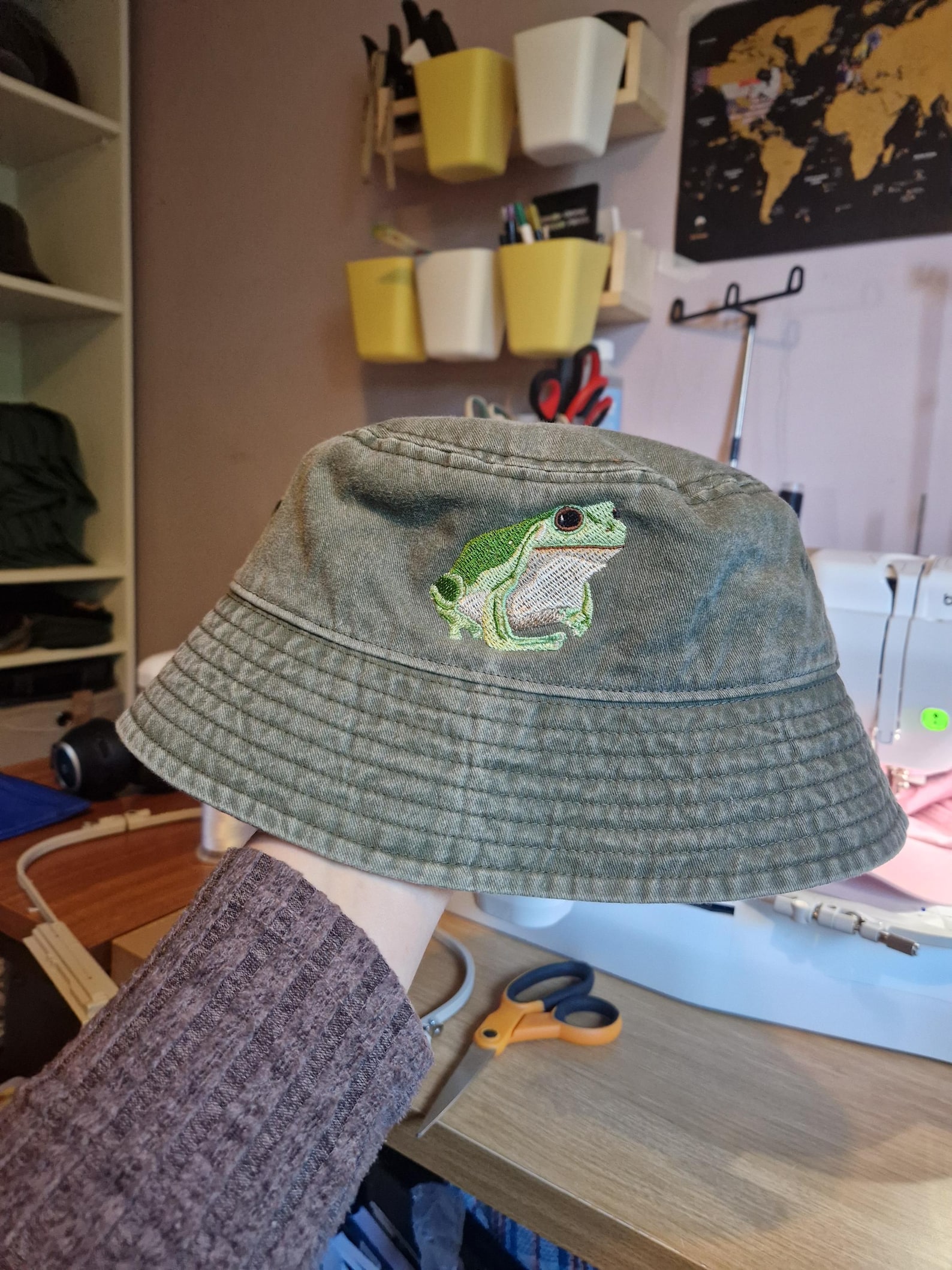 Embroidered Frog Bucket Hat: Vintage Style Cotton, Fun Animal Design - Olive, L/XL