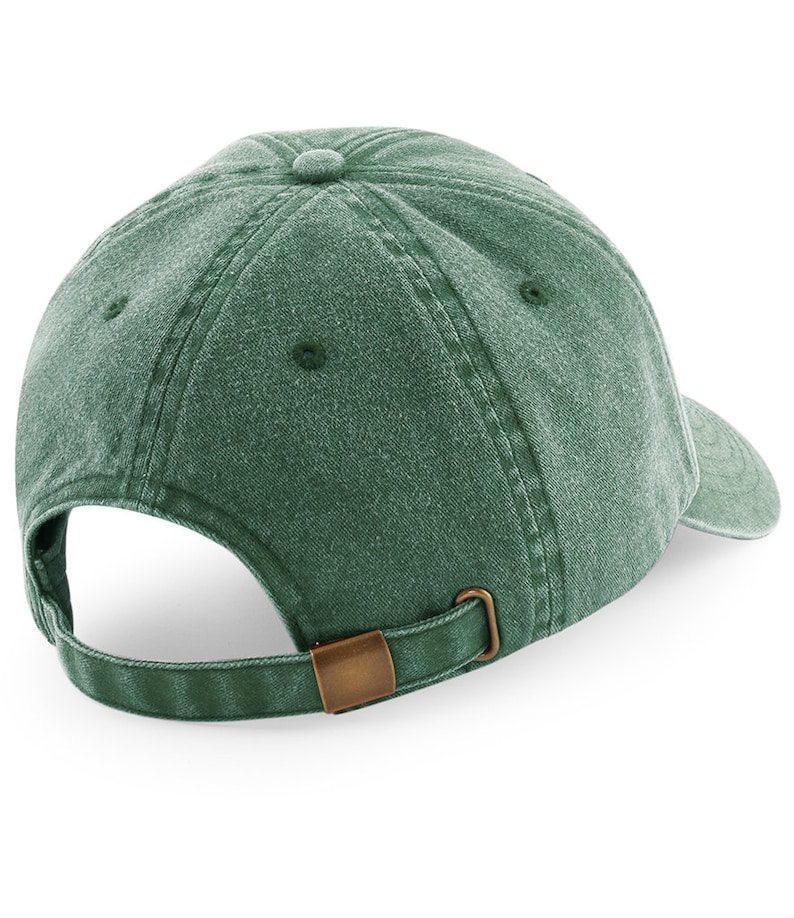 Puede incluir: Una gorra de b&eacute;isbol de algod&oacute;n verde lavado con una correa ajustable marr&oacute;n. La gorra tiene un ajuste cl&aacute;sico y relajado.