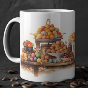 Può includere: Una tazza in ceramica bianca con un'illustrazione colorata di una bancarella di frutta. La bancarella è piena di vari frutti, tra cui mango, prugne e bacche. Ci sono anche pasticcini e un piccolo uccello sul banco.