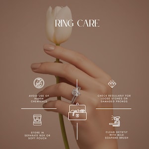 Pu&ograve; includere: Immagine con il testo "RING CARE" e istruzioni per la manutenzione dei gioielli. Una mano con anelli tiene un tulipano bianco. Le istruzioni includono evitare prodotti chimici aggressivi e pulizia delicata.