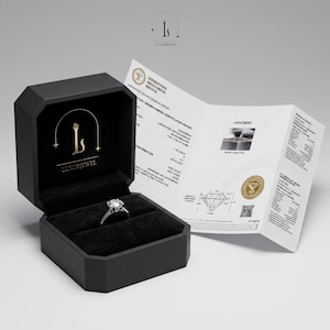 Pu&ograve; includere: Un anello con diamante in una scatola nera ottagonale con il logo dorato "Luxorjewel". L'anello &egrave; esposto su un interno in velluto nero. &Egrave; visibile un certificato di diamante, che dettaglia le caratteristiche del diamante.