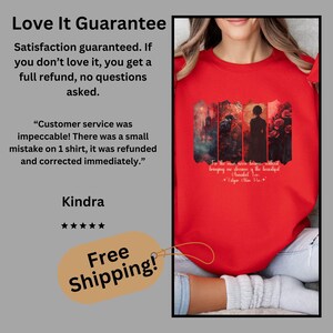Puede incluir: Una sudadera roja con un dise&ntilde;o gr&aacute;fico que presenta una silueta y elementos florales. El texto en la sudadera dice: "For the man never beams...Annabel Lee." La imagen tambi&eacute;n incluye texto sobre una garant&iacute;a de satisfacci&oacute;n.
