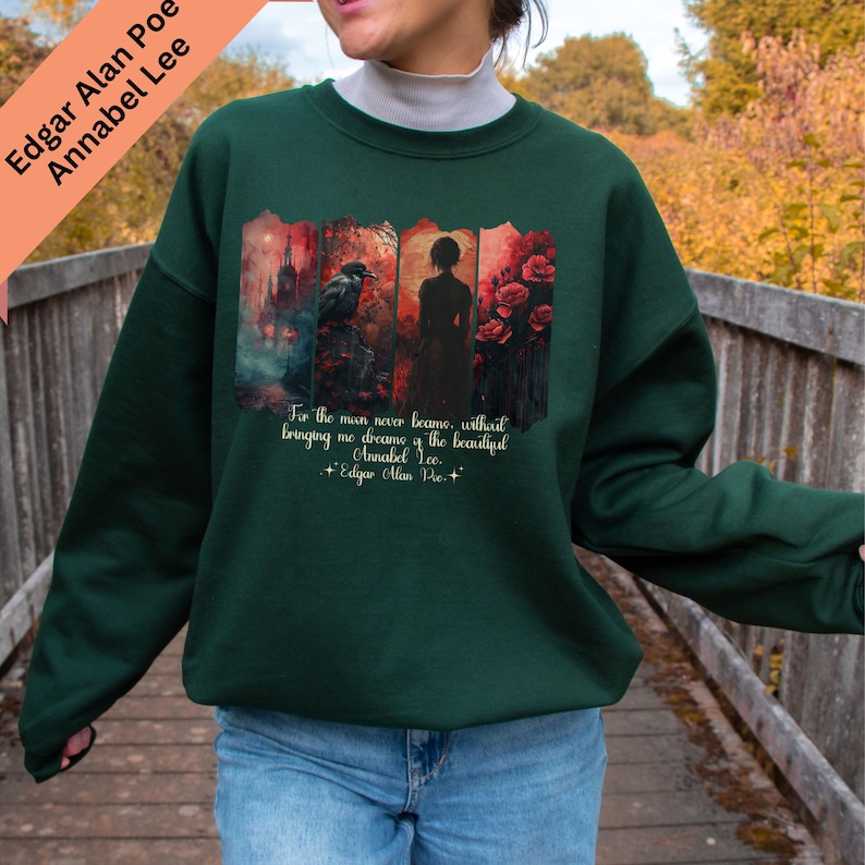 Puede incluir: Sudadera verde oscuro con un dise&ntilde;o literario. El gr&aacute;fico presenta un cuervo, una silueta y rosas rojas, con texto del poema "Annabel Lee" de Edgar Allan Poe. La sudadera tiene cuello redondo y mangas largas.