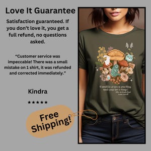 Peut inclure: T-shirt vert olive avec un motif de champignons et de cr&eacute;atures de la for&ecirc;t. La chemise comprend la citation "It would be so nice if something made sense for a change" d'Alice au pays des merveilles.