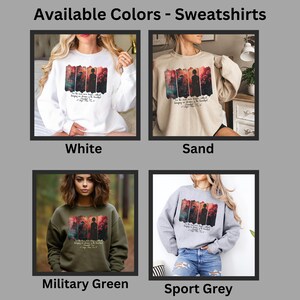 Puede incluir: Se muestran sudaderas en blanco, arena, verde militar y gris deportivo. Cada sudadera presenta un dise&ntilde;o gr&aacute;fico con una silueta y texto. La imagen est&aacute; etiquetada como "Colores disponibles - Sudaderas".