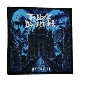 Peut inclure: Écusson carré avec un design sombre et gothique. L'écusson présente le nom du groupe "The Black Dahlia Murder" en lettres blanches stylisées au-dessus d'une illustration détaillée d'un château et d'un chemin. Le mot "nocturnal" est imprimé en bas.