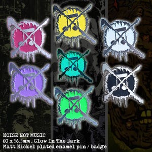 Puede incluir: Conjunto de insignias de esmalte en varios colores: rosa, amarillo, blanco, morado, turquesa y verde. Cada insignia presenta una nota musical dentro de un círculo, cruzada por dos barras plateadas, con un efecto de goteo. El texto "NOISE NOT MUSIC" es visible. Medidas: 60 x 56,3 mm.