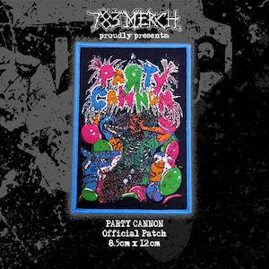 Op de afbeelding: Een rechthoekige patch met een blauwe rand met de woorden "PARTY CANNON" in kleurrijke, gestileerde letters. De patch bevat een levendige illustratie met verschillende cartoonfiguren en de tekst "Official Patch". De patch meet 8,5 cm bij 12 cm.