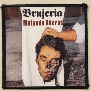 Puede incluir: Un parche cuadrado con el texto "Brujeria Matando Güeros" en negro y rojo. La imagen representa a una persona sosteniendo una cabeza cortada. El parche tiene un borde negro.
