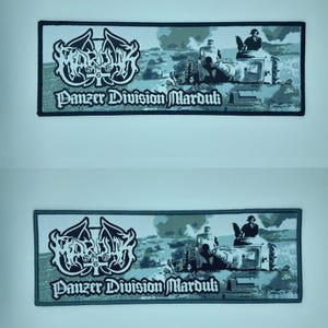 Puede incluir: Un parche rectangular con borde negro que presenta el texto "Marduk Panzer Division" en una fuente estilizada. El parche tiene una imagen de fondo de un tanque y soldados en un patrón de camuflaje. El logotipo de Marduk está en la parte superior.