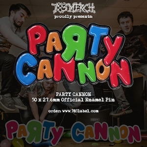 Puede incluir: Un pin de esmalte colorido con el texto "PARTY CANNON" en un estilo de letras de burbujas. El pin mide 50 mm x 27,6 mm. El diseño del pin incorpora rojo, naranja, verde y azul. Es un pin de esmalte oficial.