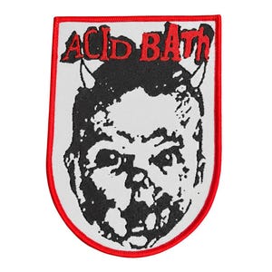 Könnte beinhalten: Gestickter Aufnäher mit rotem Rand und den Worten "ACID BATH" in roten Blockbuchstaben. Der Aufnäher zeigt eine schwarz-weiße Illustration eines teuflischen Gesichts mit Hörnern.