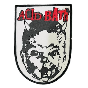Könnte beinhalten: Ein weißer Aufnäher mit einer schwarz-weißen Illustration eines Gesichts mit Hörnern. Das Wort "ACID BATH" ist rot über dem Gesicht aufgedruckt. Der Aufnäher hat einen schwarzen Rand.