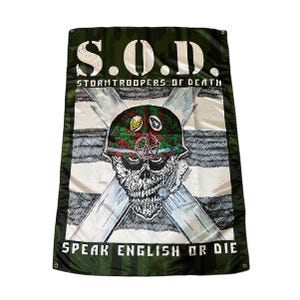 Peut inclure: Un drapeau avec le texte "S.O.D. STORMTROOPERS OF DEATH" en lettres blanches. En dessous, un crâne portant un casque de camouflage avec des épées croisées. Le texte "SPEAK ENGLISH OR DIE" est en bas, sur un fond rayé vert et blanc.