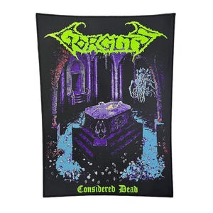 Op de afbeelding: Een rechthoekige zwarte stoffen patch met een neon groen logo bovenaan met de tekst Gorguts en de tekst Considered Dead onderaan. De centrale afbeelding toont een skelet in een stenen sarcofaag in een donkerpaarse gotische kamer.