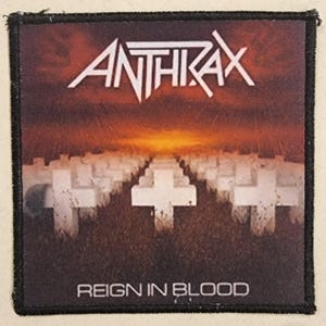 以下が含まれることがあります： 白のスタイリッシュな文字で「ANTHRAX」というバンド名が書かれた正方形のパッチ。白い十字架のある夕焼けのシーンの上にあります。「REIGN IN BLOOD」というテキストが白で印刷されています。